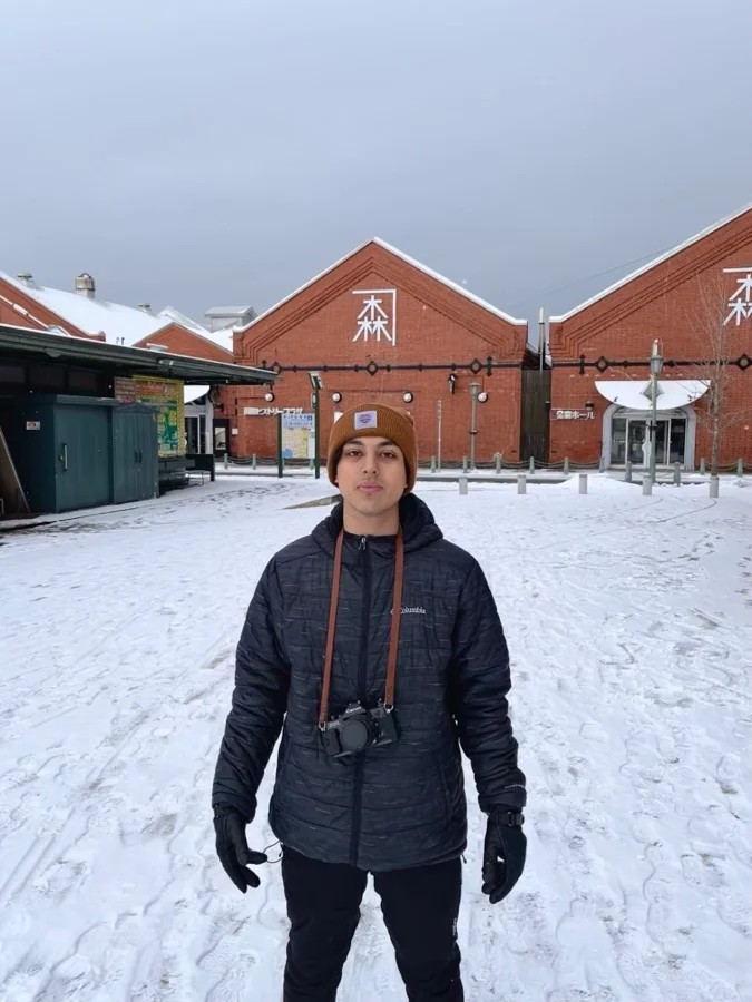 Pako en Japón durante un invierno nevado